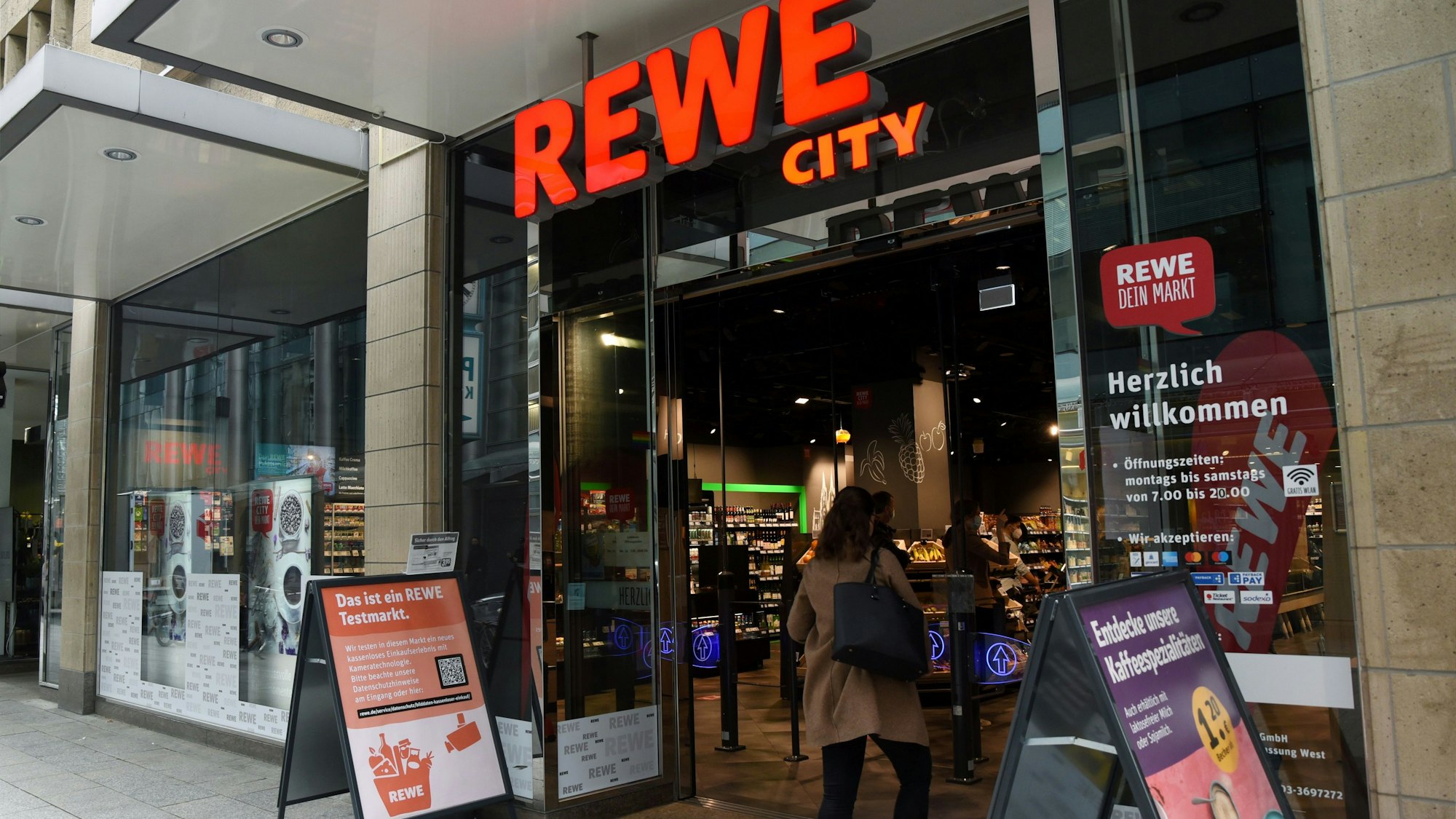 Der erste Testmarkt von Rewe für einen Einkauf ohne Kasse in der Zeppelinstraße öffnete 2021 (Archivbild).