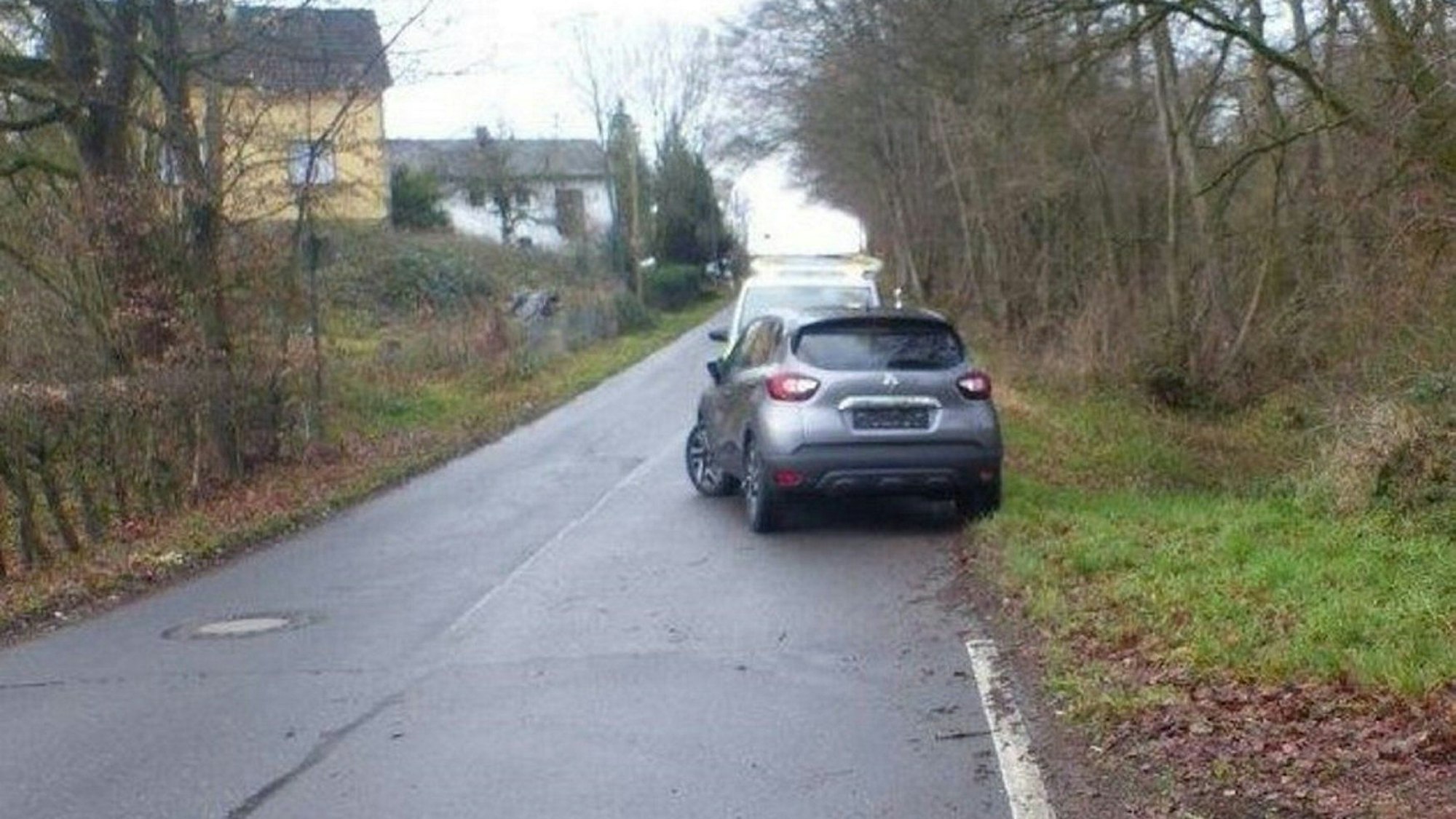 Ein Auto steht am Straßenrand.
