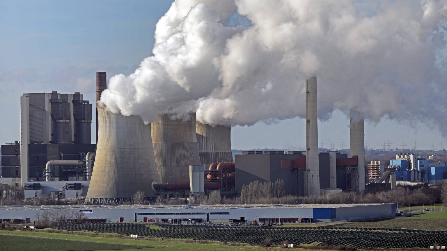 Eschweiler: Aus dem RWE-Kraftwerk Weisweiler steigt Dampf und Rauch. Das alte Braunkohlekraftwerk soll nach der Einigung von Bund und Ländern zum Kohleausstieg bald vom Netz gehen.
