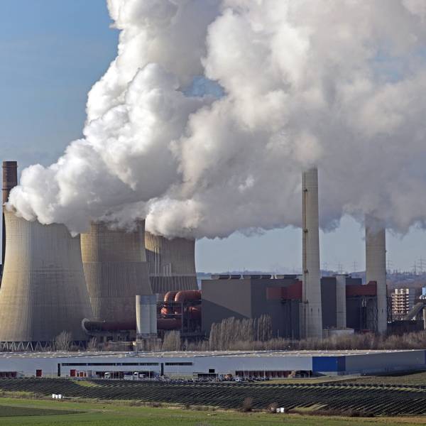 Eschweiler: Aus dem RWE-Kraftwerk Weisweiler steigt Dampf und Rauch. Das alte Braunkohlekraftwerk soll nach der Einigung von Bund und Ländern zum Kohleausstieg bald vom Netz gehen.