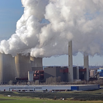 Eschweiler: Aus dem RWE-Kraftwerk Weisweiler steigt Dampf und Rauch. Das alte Braunkohlekraftwerk soll nach der Einigung von Bund und Ländern zum Kohleausstieg bald vom Netz gehen.