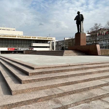 Ukraine, Simferopol: Im Zentrum der Hauptstadt der Schwarzmeer-Halbinsel Krim erinnert wie zu Sowjetzeiten vor mehr als 30 Jahren ein Lenin-Denkmal an den Revolutionsführer von 1917. Im Hintergrund steht das Staatliche Akademische Musiktheater der Republik Krim.