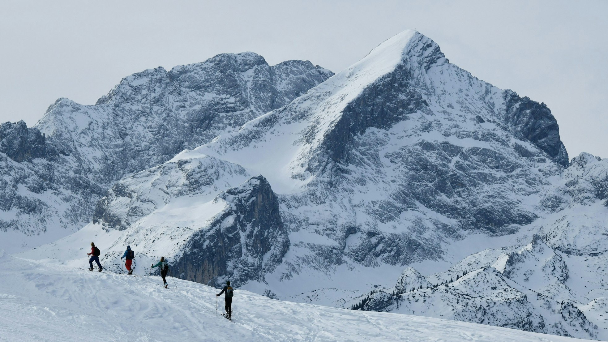 ARCHIV - 24.01.2021, Bayern, Garmisch-Partenkirchen: Touren wie hier im Wettersteingebirge sollten nur angegangen werden, wenn das Wetter passt und die Lawinengefahr gering ist.