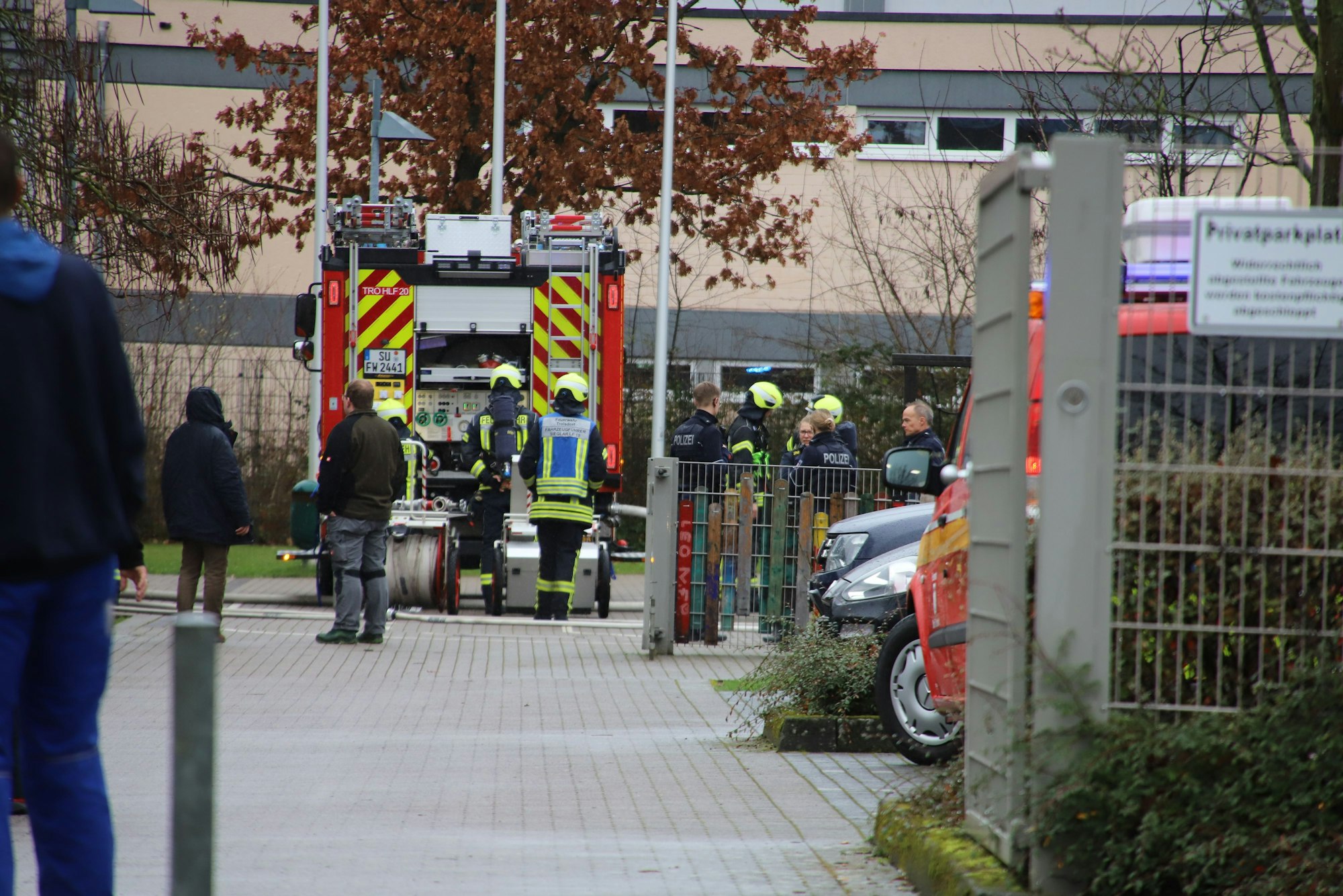 In der Förderschule an der Kerschensteiner Straße hat es im Keller in einem Keramikofen gebrannt, es lagen OSB-Spanplatten darin.