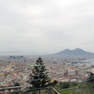 Blick vom Castel Sant'Elmo auf die Stadt und den Vulkan.