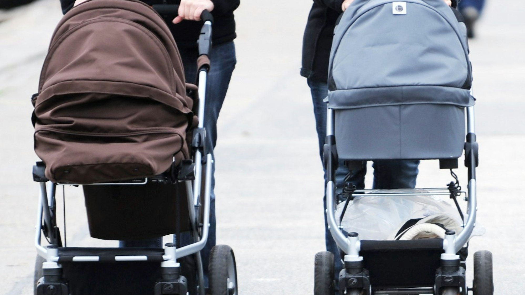 Frauen schieben Kinderwagen