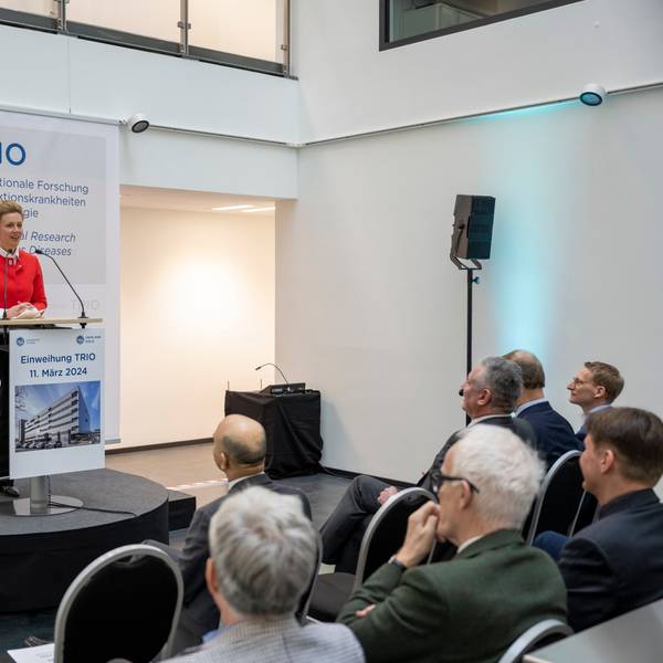 Zu sehen ist Ministerin Ina Brandes, die vor Publikum spricht.