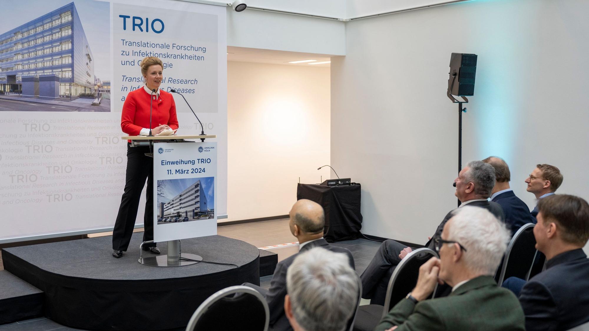 Zu sehen ist Ministerin Ina Brandes, die vor Publikum spricht.