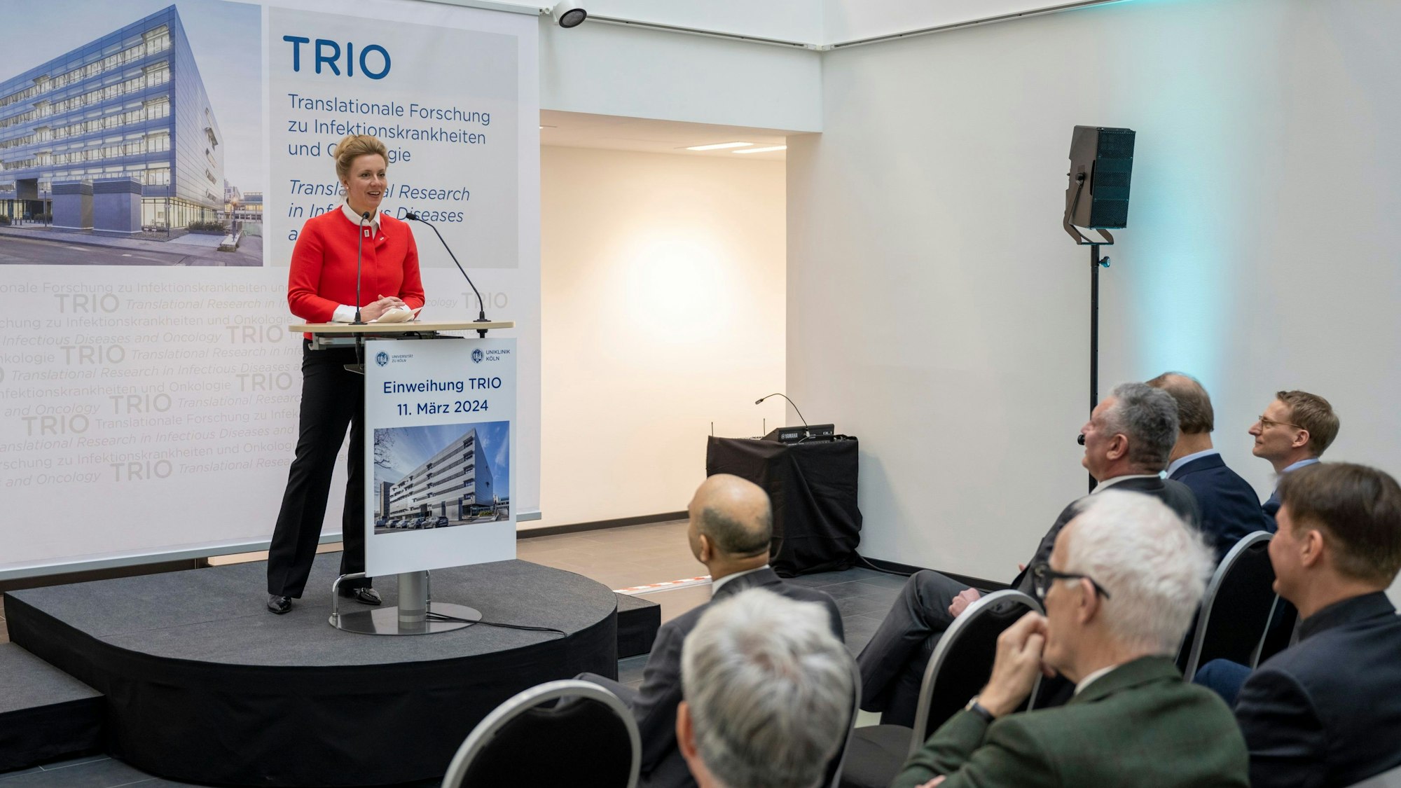 Zu sehen ist Ministerin Ina Brandes, die vor Publikum spricht.