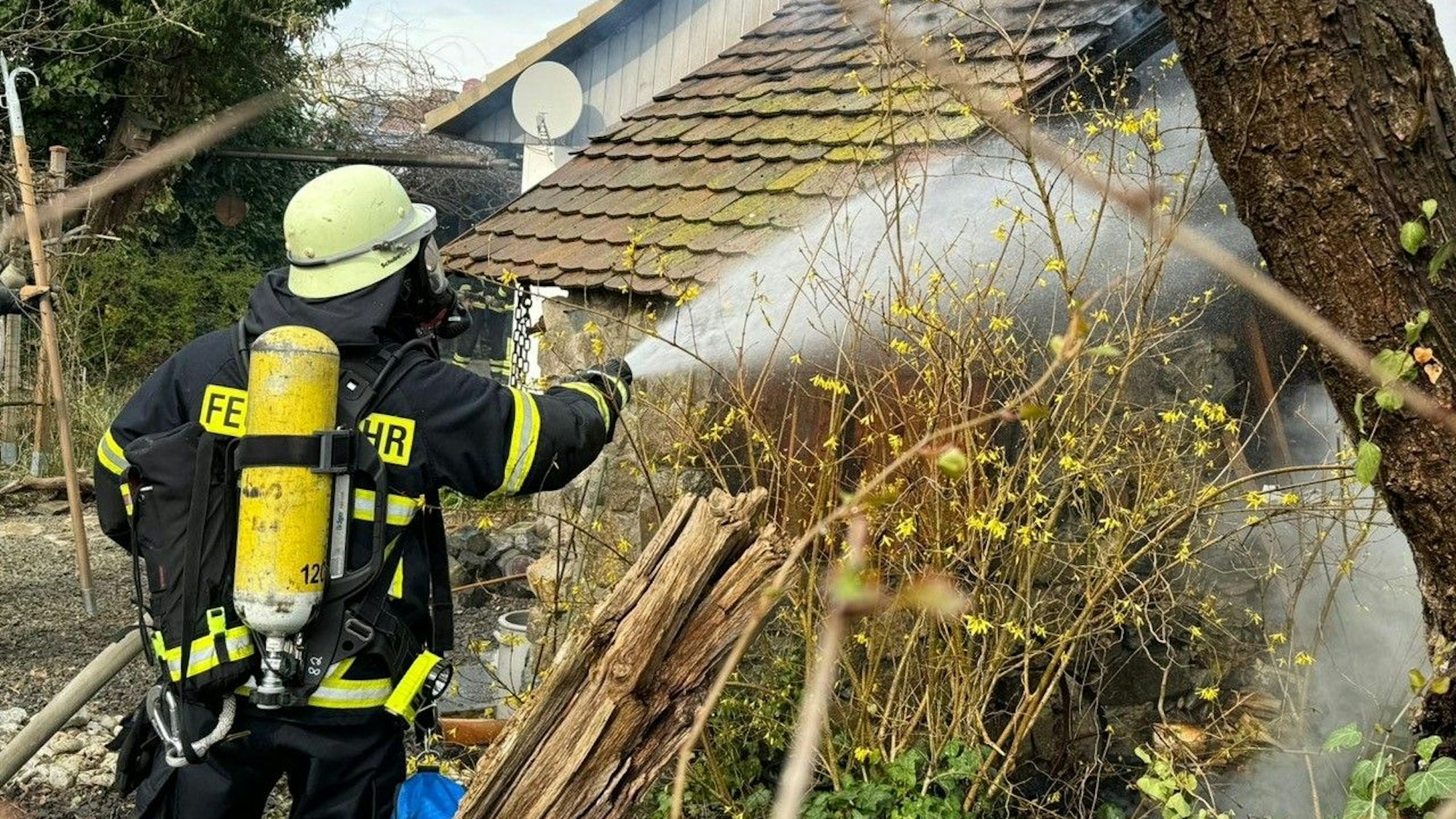 In Erftstadt ist beim Grillen einer Haxe ein selbstgebautes Backhaus in Flammen aufgegangen.