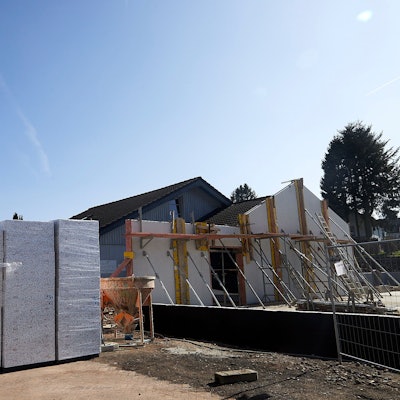 An der Kita in Engelgau wird gebaut: Baumaterial und ein Kran sind zu sehen.