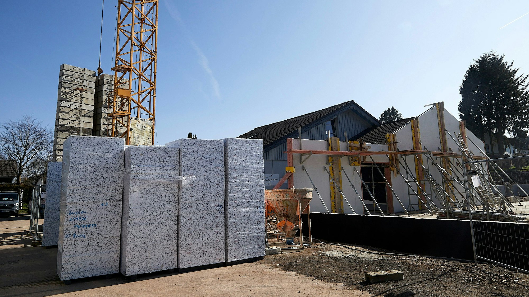 An der Kita in Engelgau wird gebaut: Baumaterial und ein Kran sind zu sehen.