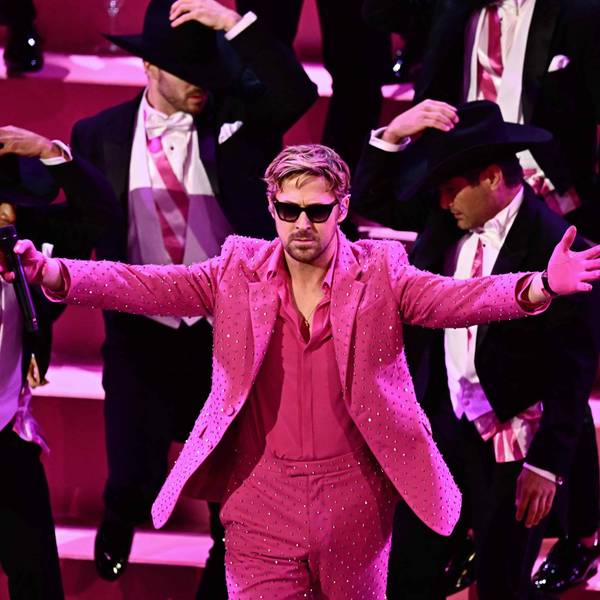 Der „Barbie“-Star Ryan Gosling (m.) verwandelte mit „I'm Just Ken“ die Oscars in eine pinke Karaoke-Party.