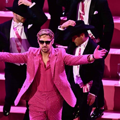Der „Barbie“-Star Ryan Gosling (m.) verwandelte mit „I'm Just Ken“ die Oscars in eine pinke Karaoke-Party.