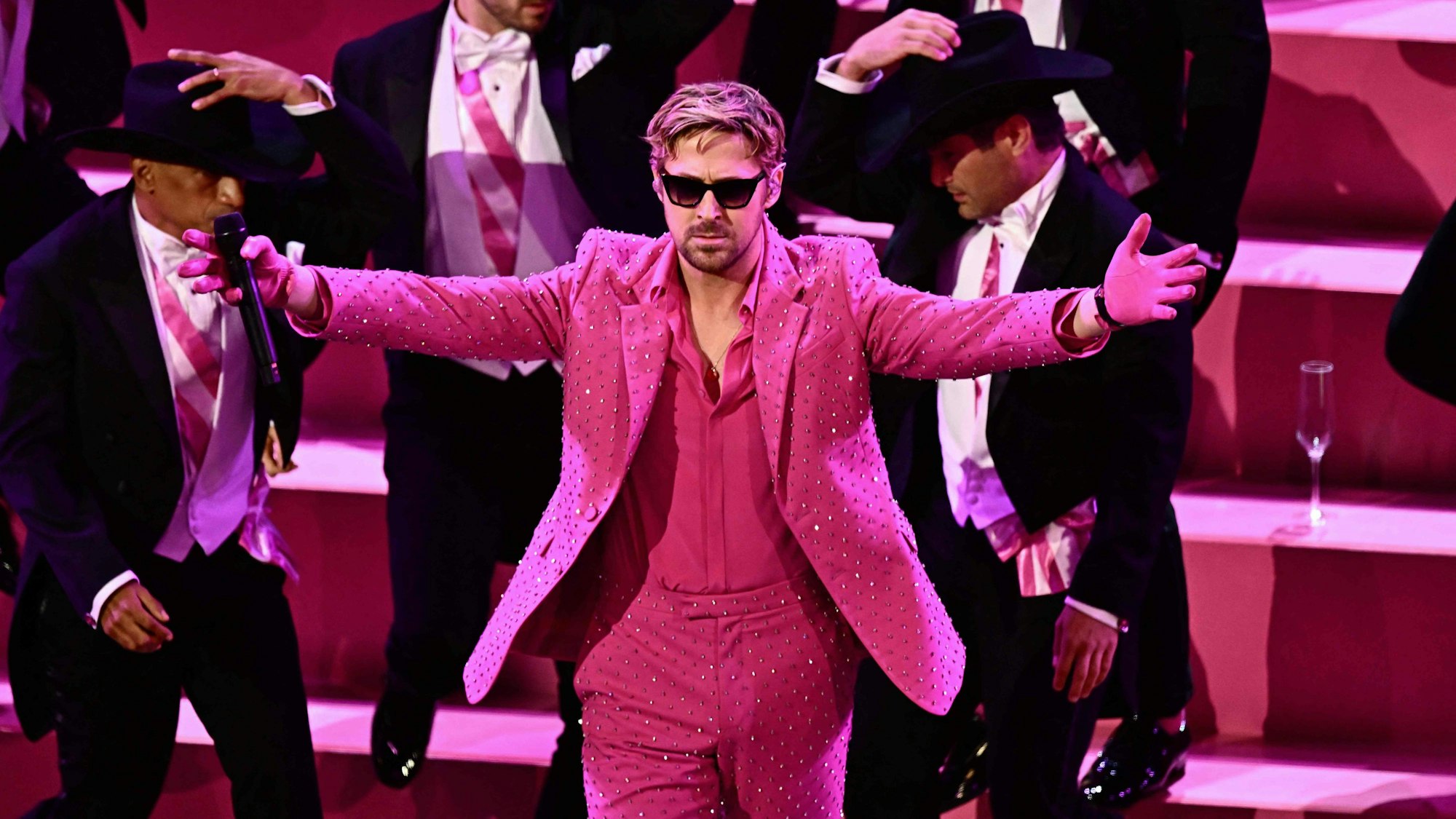 Der „Barbie“-Star Ryan Gosling (m.) verwandelte mit „I'm Just Ken“ die Oscars in eine pinke Karaoke-Party.