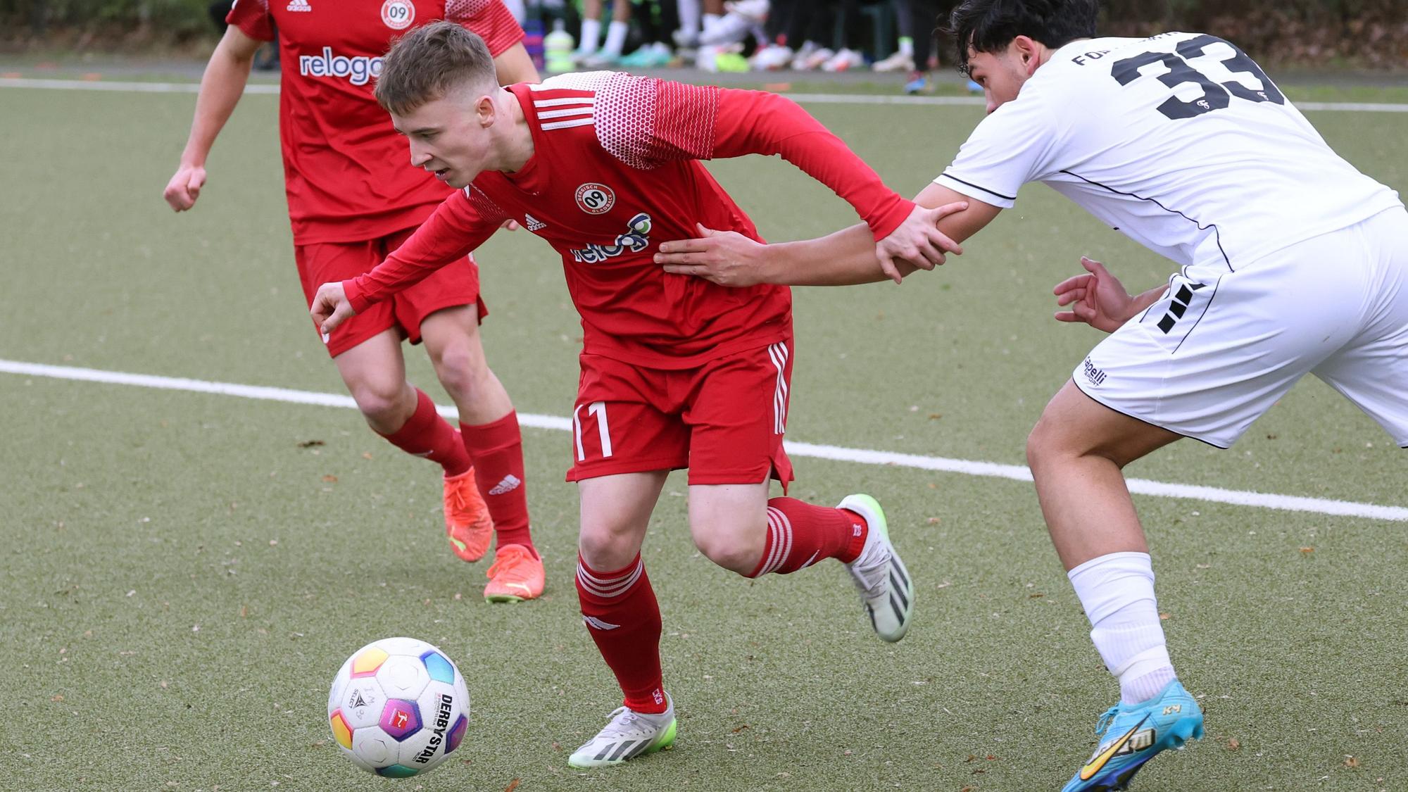 Arndt setzt sich gegen seinen Gegenspieler durch.