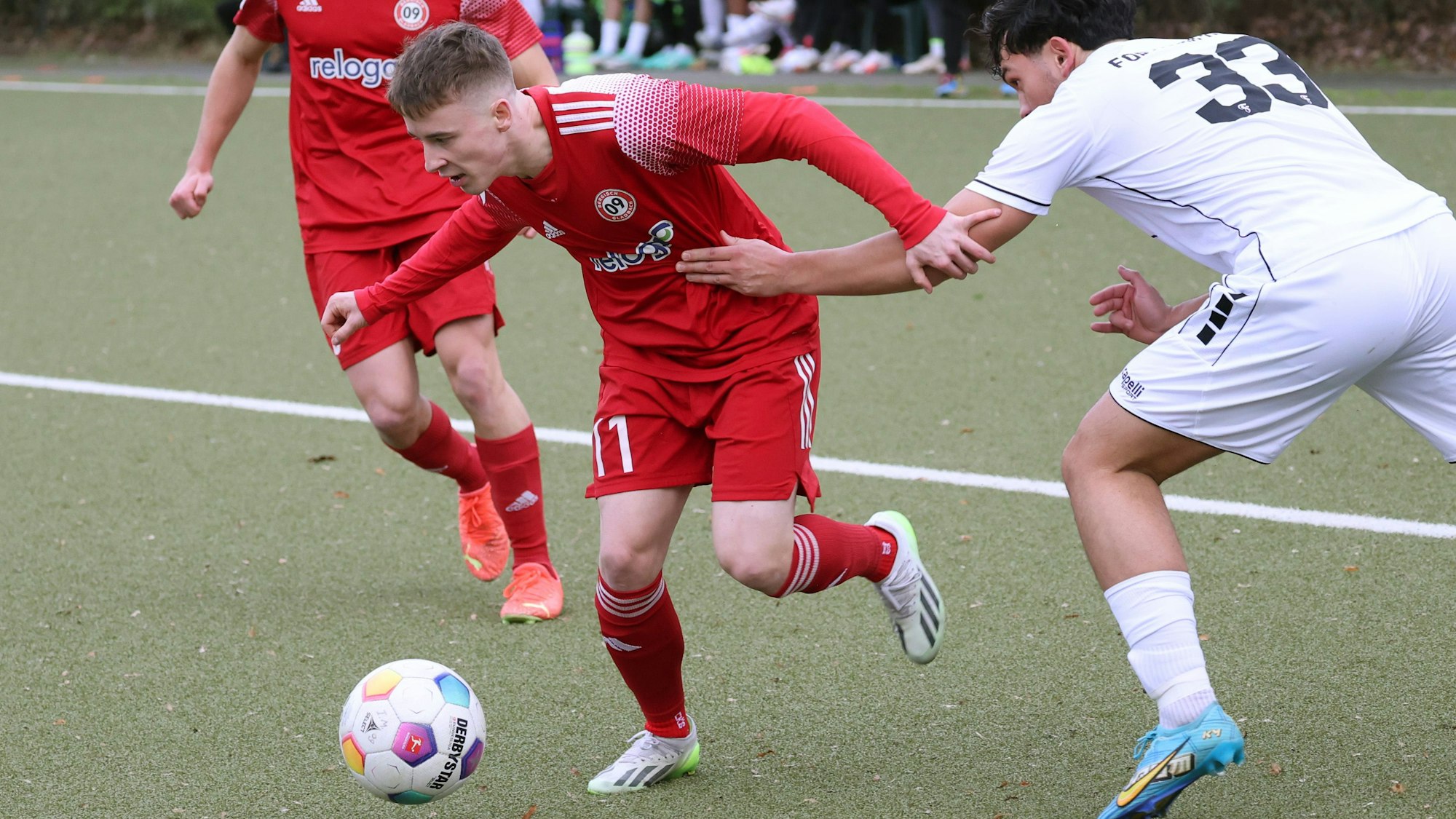 Arndt setzt sich gegen seinen Gegenspieler durch.