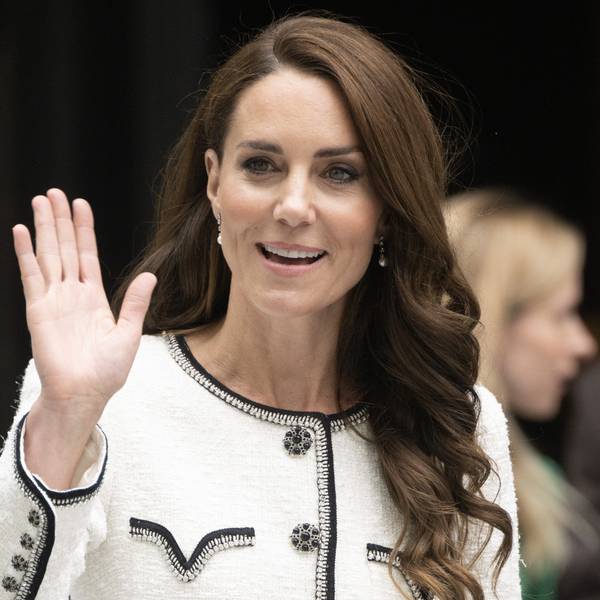 Prinzessin Kate winkt den Fotografen.