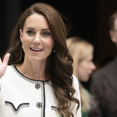 Prinzessin Kate winkt den Fotografen.