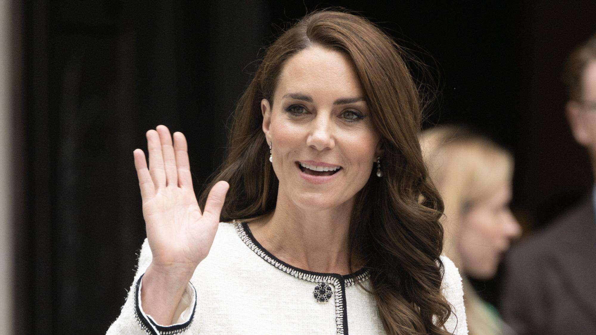 Prinzessin Kate winkt den Fotografen.