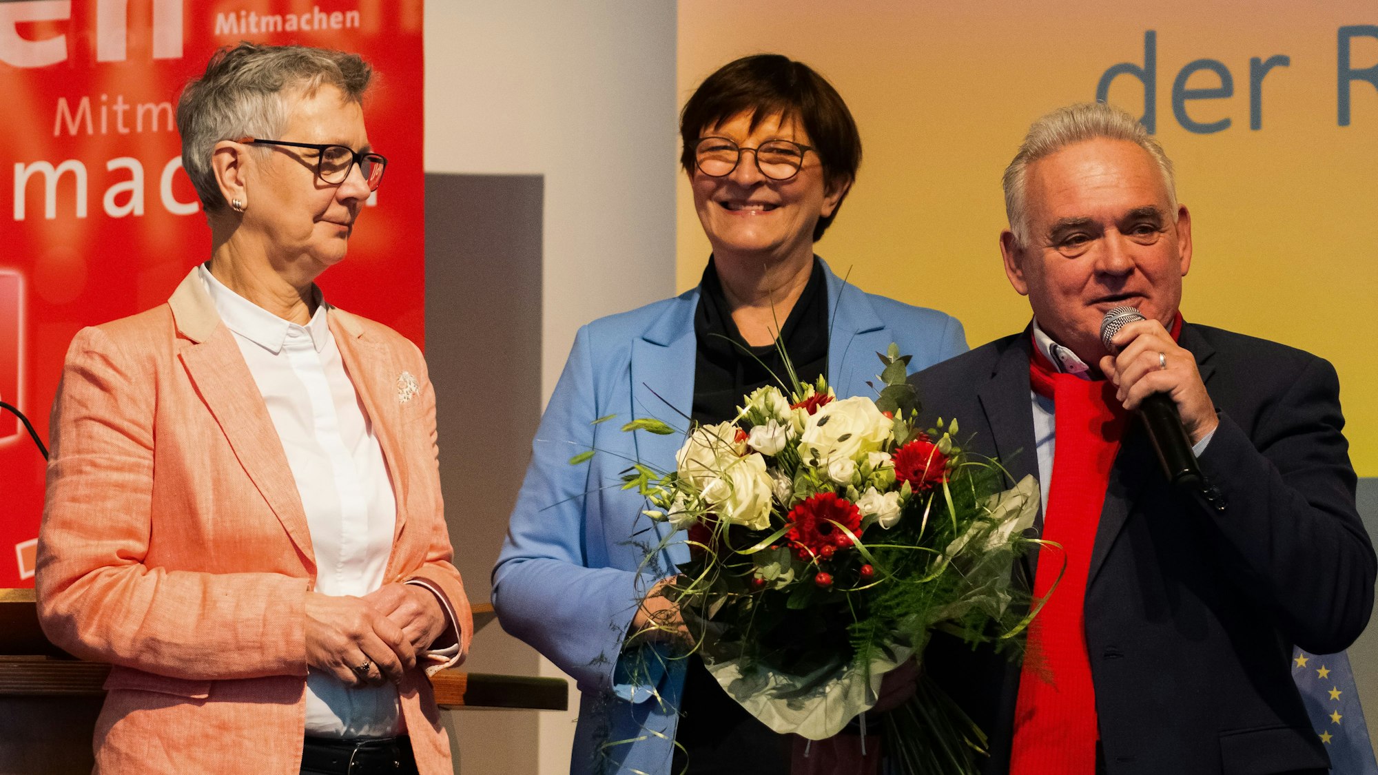 Auf dem Foto sind Heike Steinhäuser, Saskia Esken und Harald Könen zu sehen.