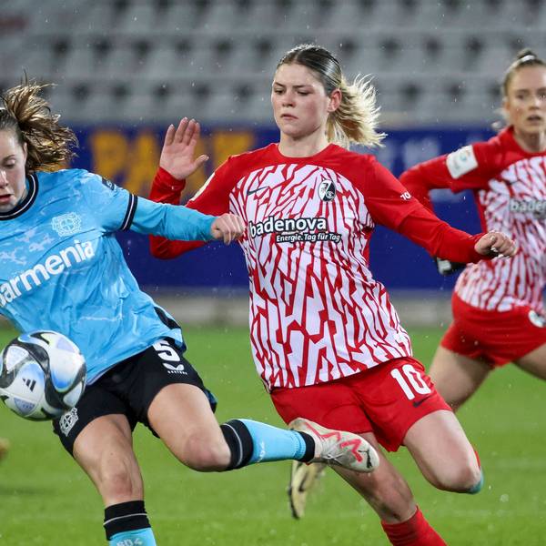 Janou Levels Bayer 04 Leverkusen, 05 und Eileen Campbell SC Freiburg, 10 im Zweikampf , Fussball, GooglePixel Frauen-Bundesliga, 15.Spieltag, 2023/2024, SC Freiburg vs. Bayer 04 Leverkusen, 10.03.2024, Dreisamstadion, Freiburg, Deutschland DFB REGULATIONS PROHIBIT ANY USE OF PHOTOGRAPHS AS IMAGE SEQUENCES AND/OR QUASI-VIDEO. Freiburg Dreisamstadion Baden-Wuerttemberg Deutschland *** Janou Levels Bayer 04 Leverkusen, 05 and Eileen Campbell SC Freiburg, 10 in duel , Soccer, GooglePixel Womens Bundesliga, 15 Matchday, 2023 2024, SC Freiburg vs Bayer 04 Leverkusen, 10 03 2024, Dreisamstadion, Freiburg, Germany DFB REGULATIONS PROHIBIT ANY USE OF PHOTOGRAPHS AS IMAGE SEQUENCES AND OR QUASI VIDEO Freiburg Dreisamstadion Baden Wuerttemberg Germany Copyright: xGrantxHubbsx