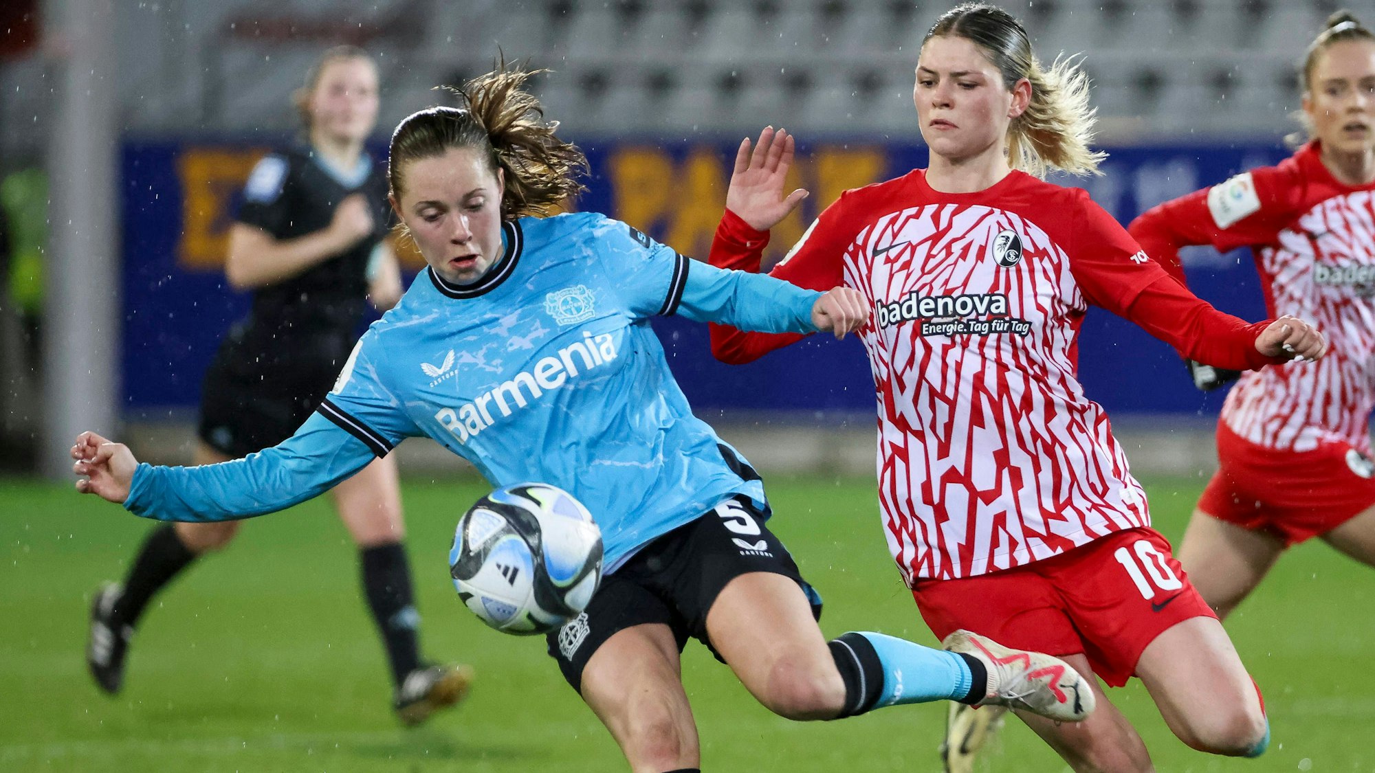 Janou Levels Bayer 04 Leverkusen, 05 und Eileen Campbell SC Freiburg, 10 im Zweikampf , Fussball, GooglePixel Frauen-Bundesliga, 15.Spieltag, 2023/2024, SC Freiburg vs. Bayer 04 Leverkusen, 10.03.2024, Dreisamstadion, Freiburg, Deutschland DFB REGULATIONS PROHIBIT ANY USE OF PHOTOGRAPHS AS IMAGE SEQUENCES AND/OR QUASI-VIDEO. Freiburg Dreisamstadion Baden-Wuerttemberg Deutschland *** Janou Levels Bayer 04 Leverkusen, 05 and Eileen Campbell SC Freiburg, 10 in duel , Soccer, GooglePixel Womens Bundesliga, 15 Matchday, 2023 2024, SC Freiburg vs Bayer 04 Leverkusen, 10 03 2024, Dreisamstadion, Freiburg, Germany DFB REGULATIONS PROHIBIT ANY USE OF PHOTOGRAPHS AS IMAGE SEQUENCES AND OR QUASI VIDEO Freiburg Dreisamstadion Baden Wuerttemberg Germany Copyright: xGrantxHubbsx