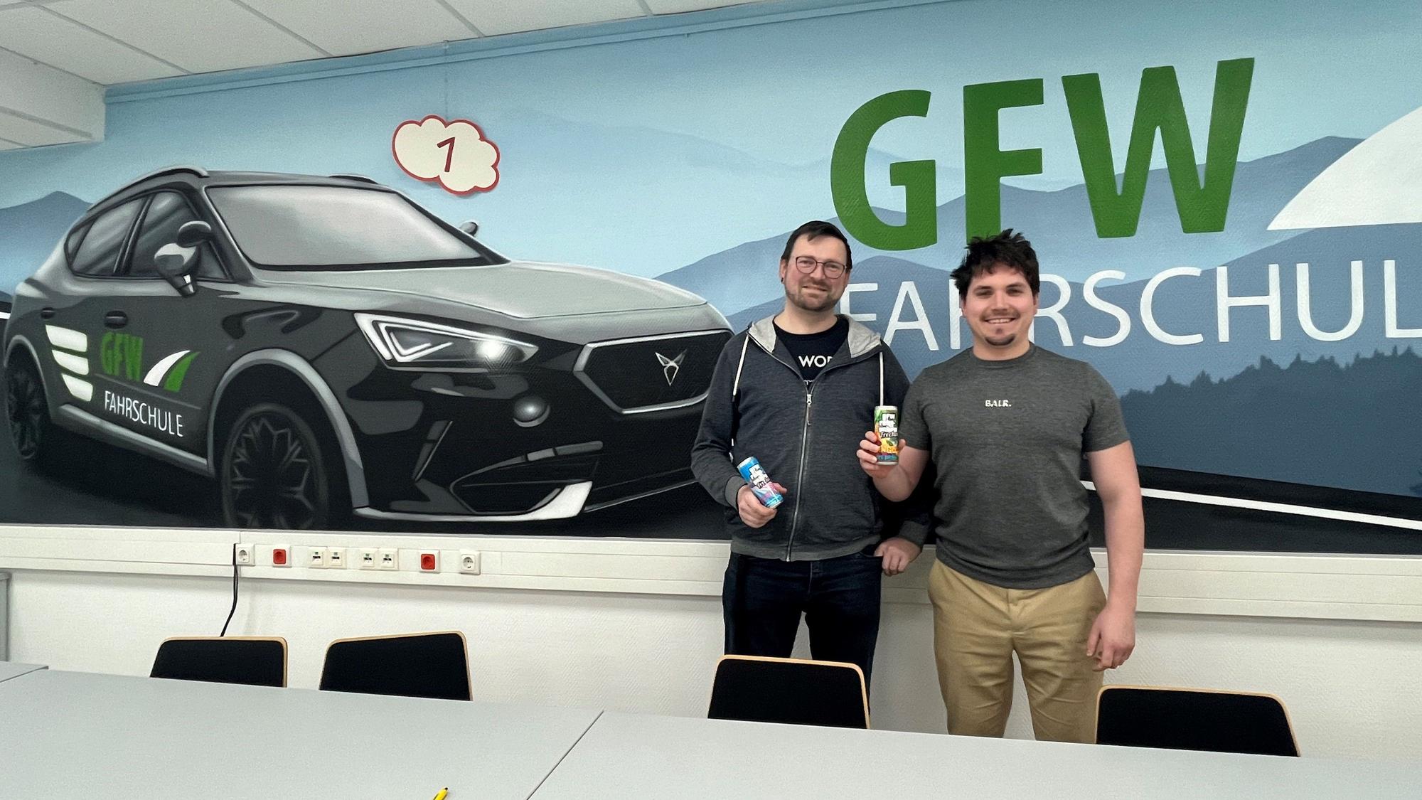 Ronny Böcherer (l.) Fahrschulleiter und Ausbilder der Fahrschule GFW, und PR-Mann Philipp Hartmann
