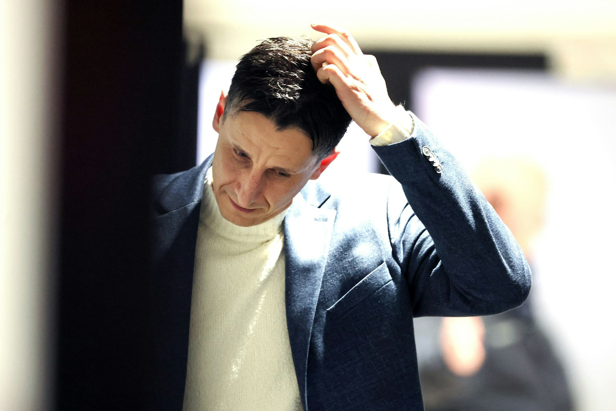 1.FC Köln vs. Eintracht Frankfurt, 20. Spieltag, 03.02.2024, 18.30 Uhr, Christian Keller (1. FC Köln) auf dem Weg zur Pressekonferenz, Bild: Herbert Bucco