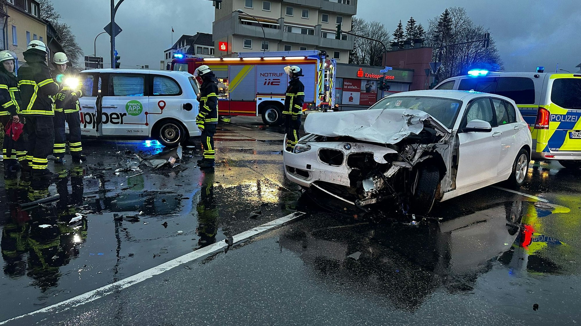 Die Kreuzung musste für den Feuerwehr- und Rettungseinsatz komplett gesperrt werden.