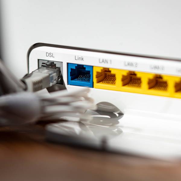 Ein LAN-Kabel steckt im DSL-Steckplatz eines WLAN-Routers