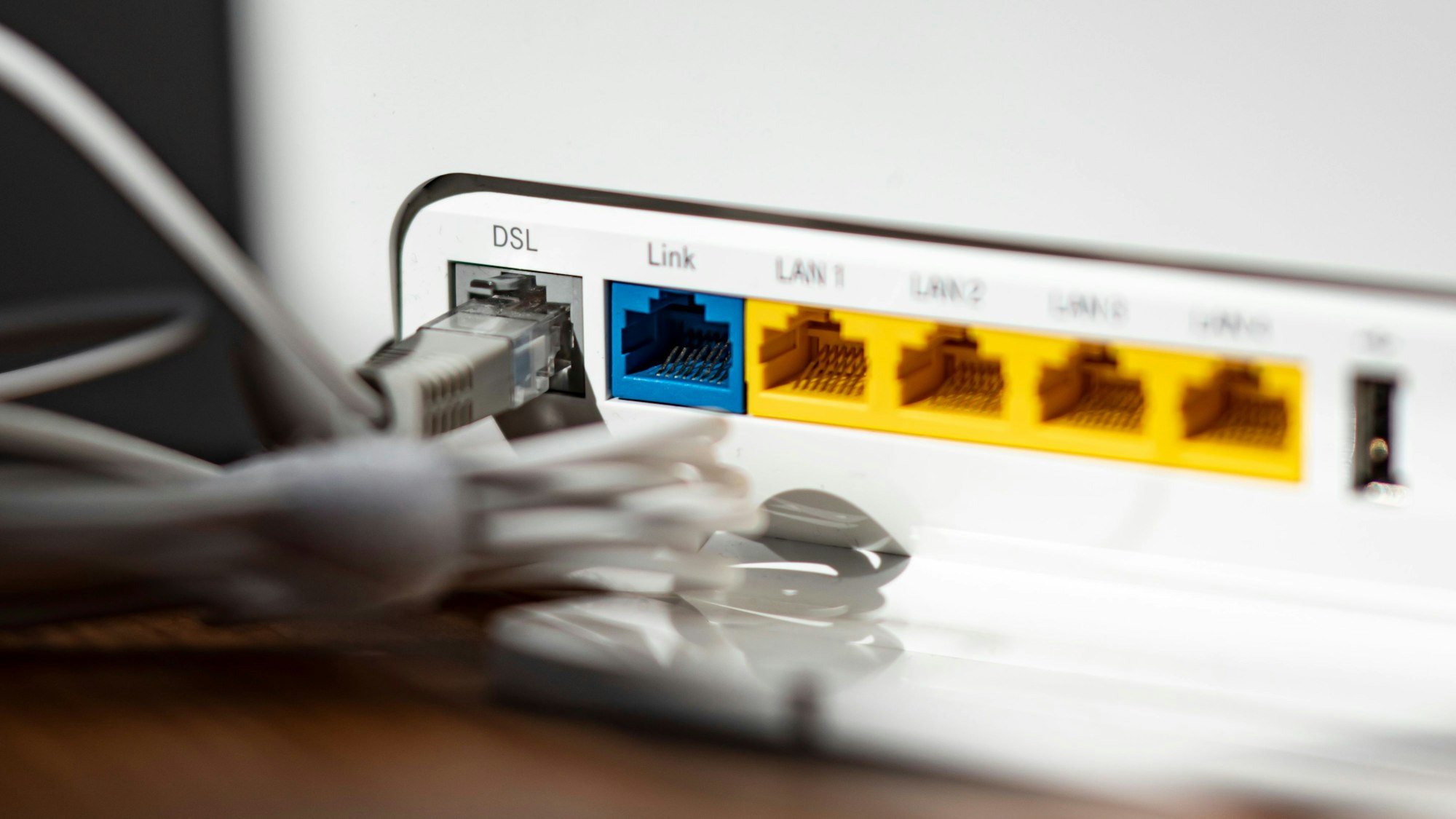 Ein LAN-Kabel steckt im DSL-Steckplatz eines WLAN-Routers