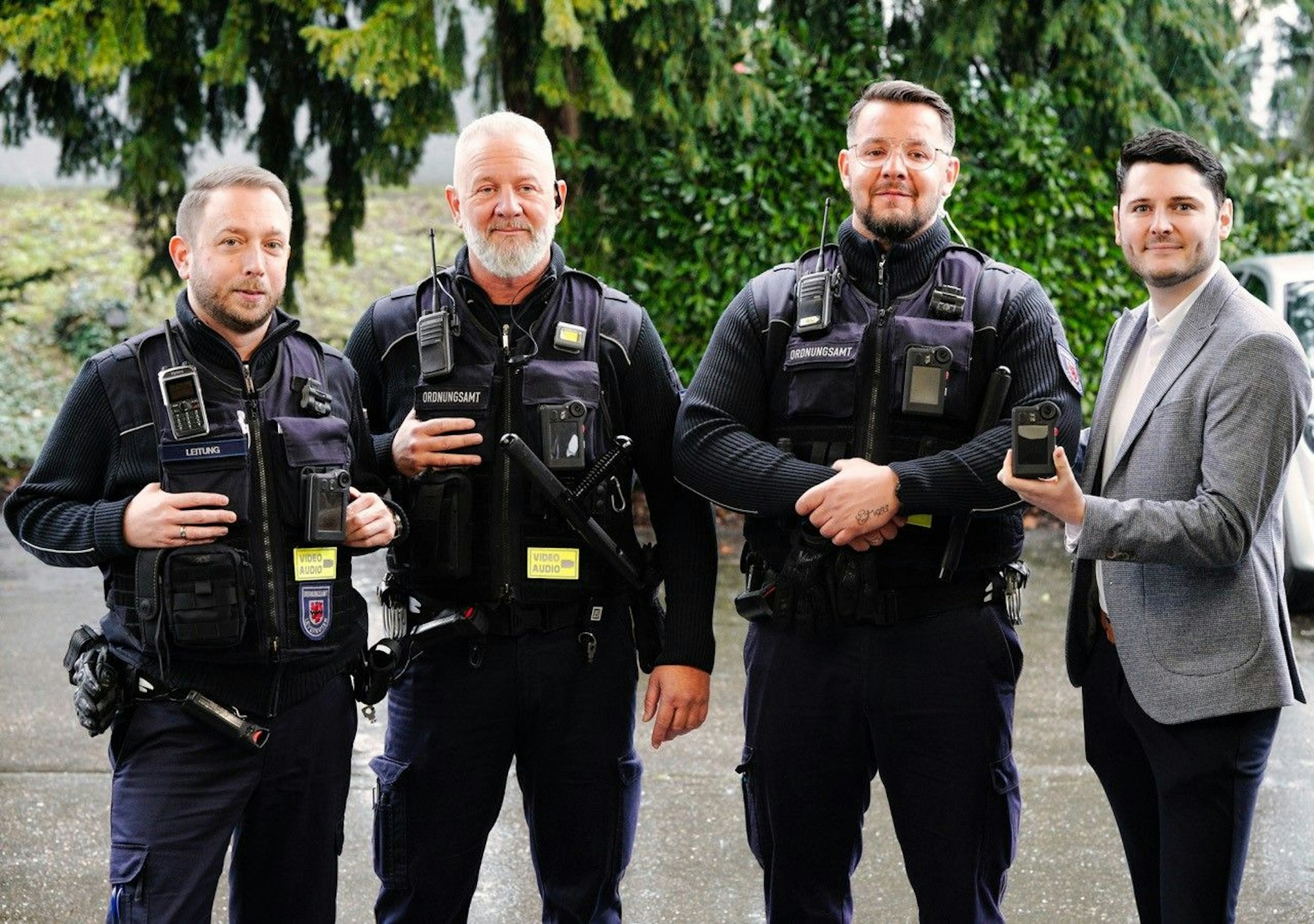 Steffen Franzkowski (r.), Leiter des Kommunalen Ordnungsdienstes, sein Stellvertreter Marcus Richter (l.) und KOD-Mitarbeiter mit Bodycams