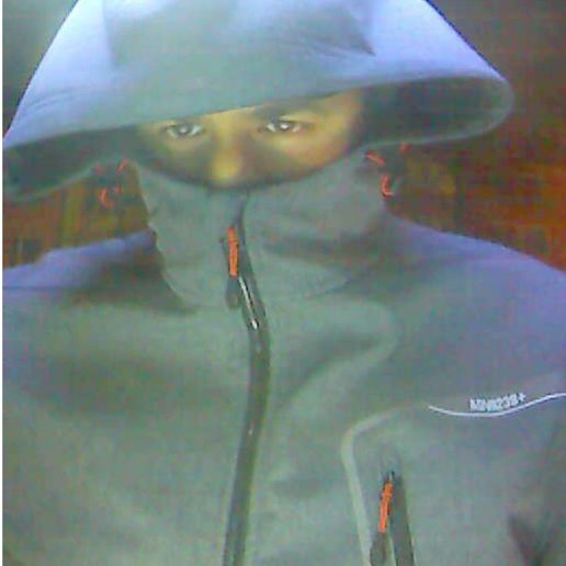 Das Foto zeigt einen Mann, dessen Gesicht zum größten Teil von der Jacke verdeckt ist.