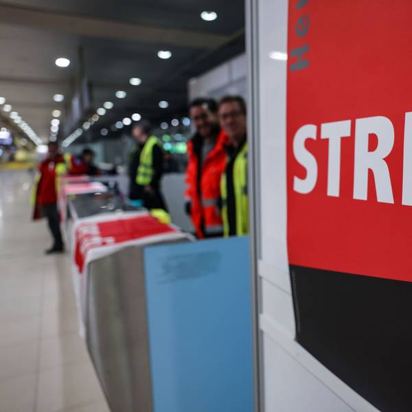 Ein Streikposten steht am Flughafen Köln/Bonn im Terminal. (Archivbild)