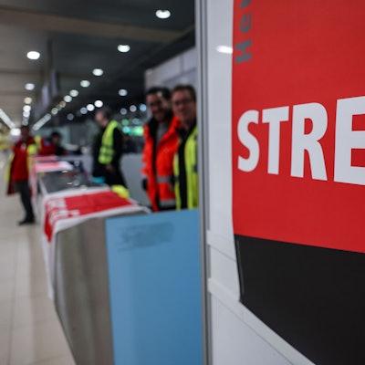Ein Streikposten steht am Flughafen Köln/Bonn im Terminal. (Archivbild)