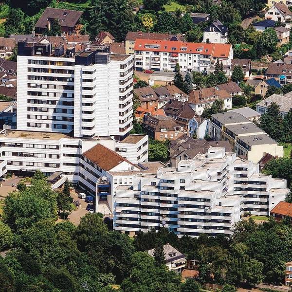Das Bergisch Gladbacher Marien-Krankenhaus steht auf einer Anhöhe.