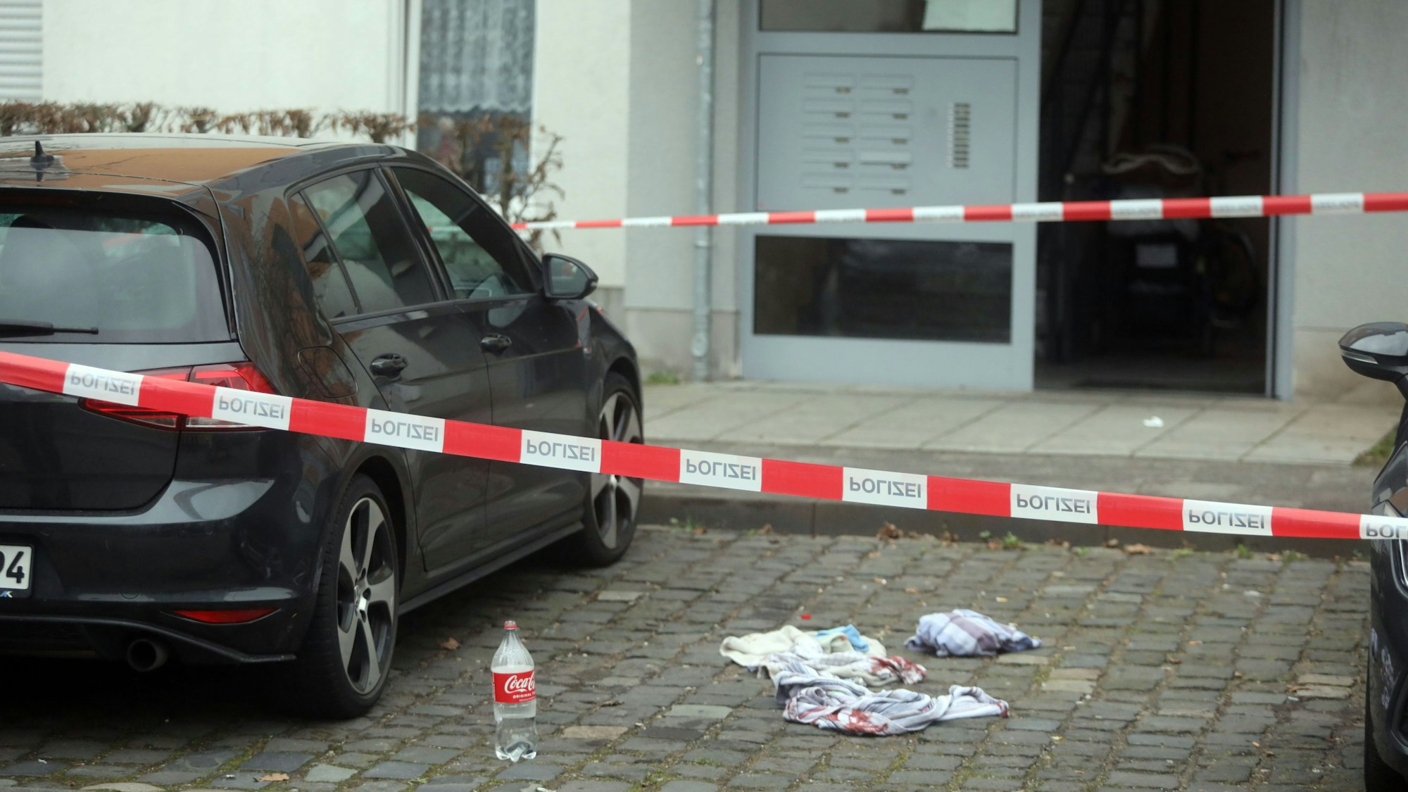 Vor einem Hauseingang in Köln-Vingst ist eine Person durch einen Schuss schwer verletzt worden.