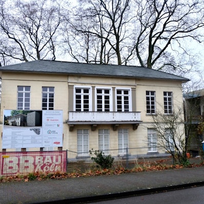 Blick auf ein Bahnhofsgebäude