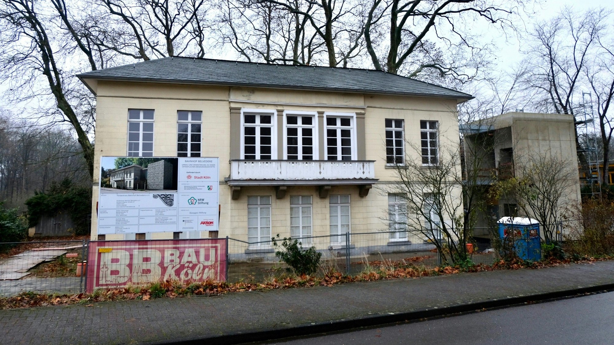 Blick auf ein Bahnhofsgebäude