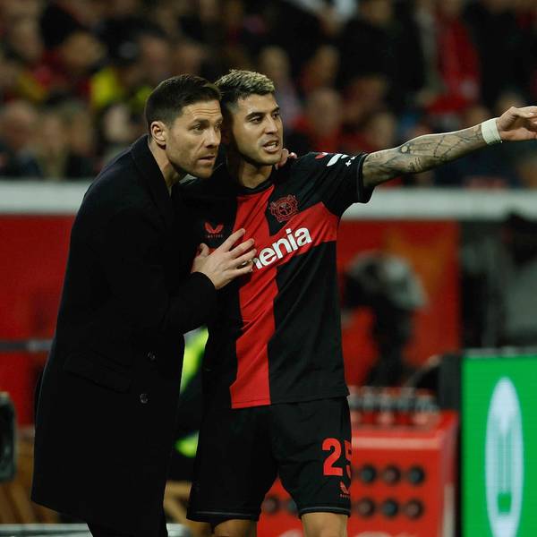 Mittelfeldspieler Exequiel Palacios und sein Trainer Xabi Alonso im Gespräch