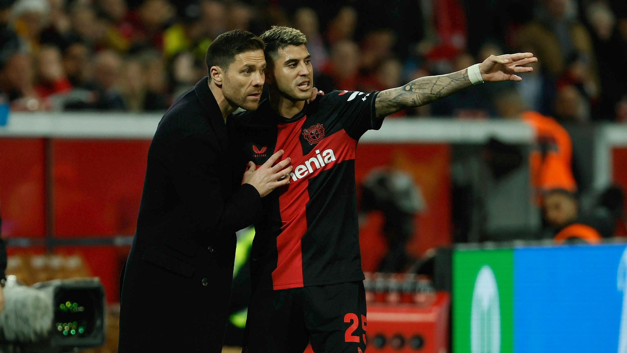 Mittelfeldspieler Exequiel Palacios und sein Trainer Xabi Alonso im Gespräch
