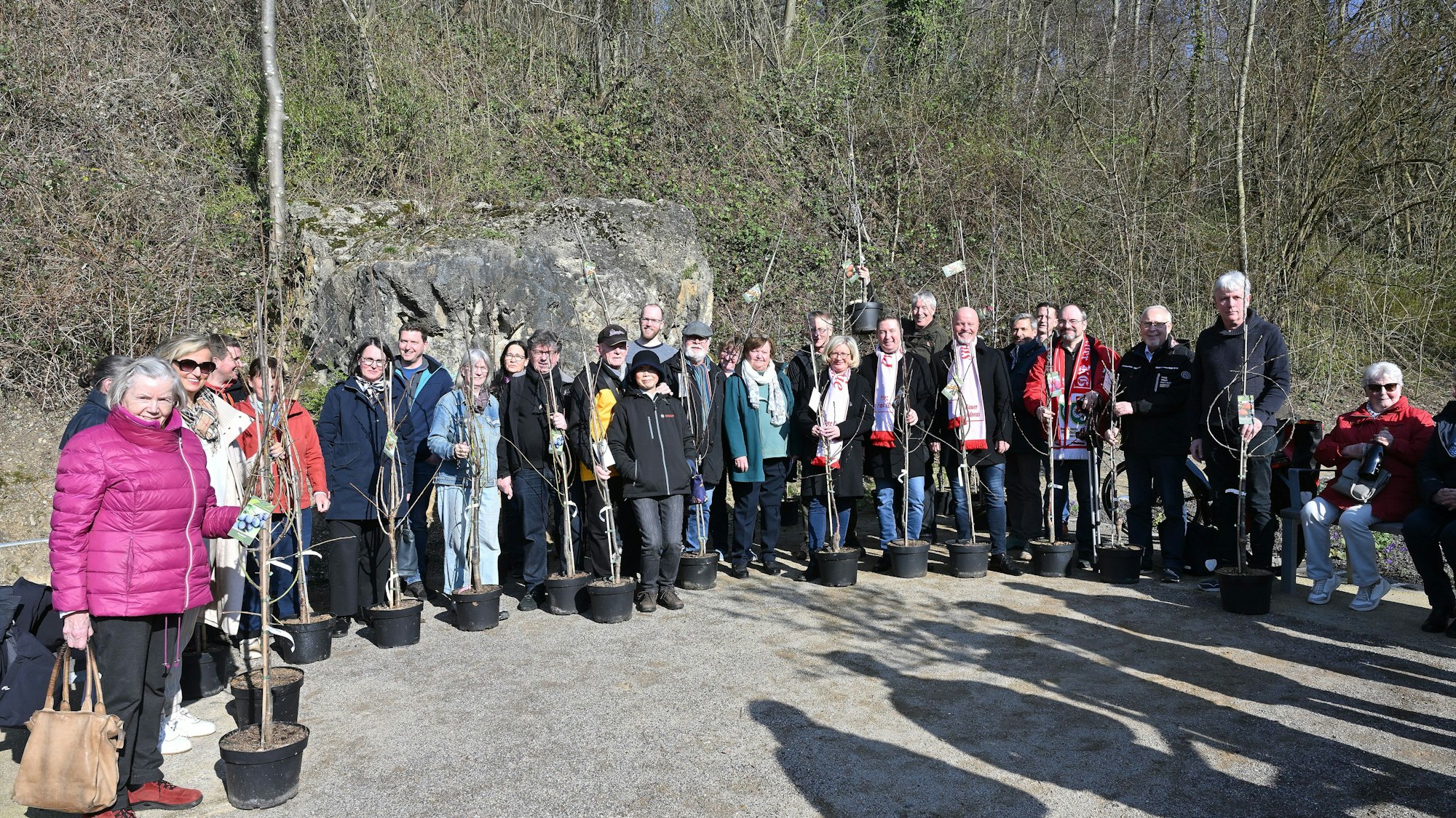 Das Foto zeigt die Einweihung des Bürgerwalds in Bergisch Gladbach.
