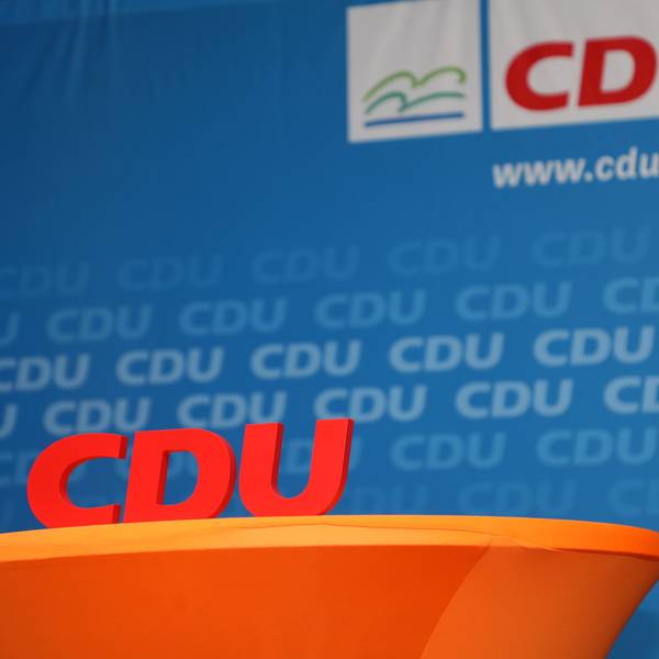 Ein CDU-Schriftzug steht auf einem Tisch vor einer CDU-Wand.