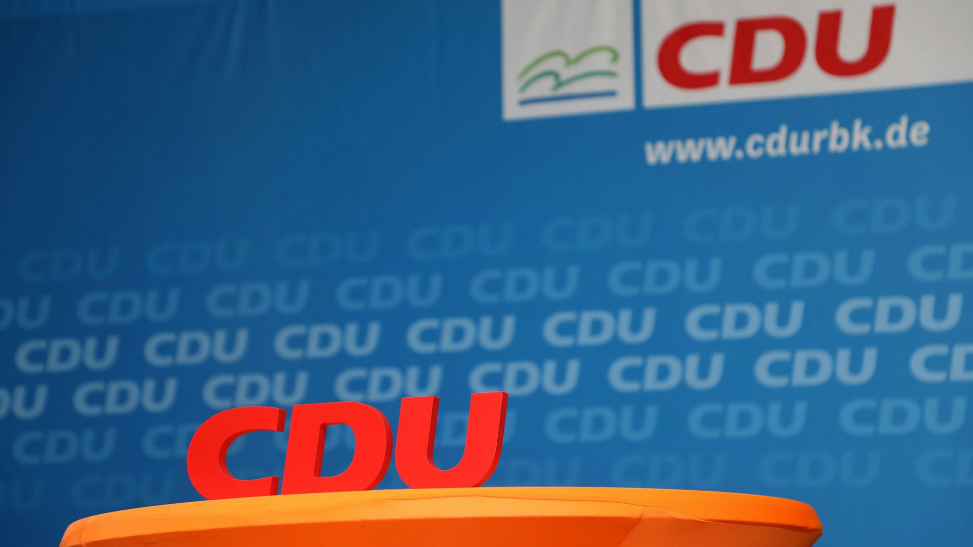 Ein CDU-Schriftzug steht auf einem Tisch vor einer CDU-Wand.