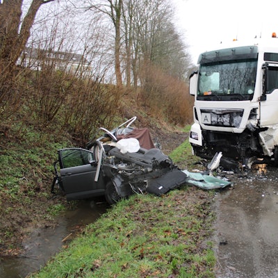 Der Pkw geriet in den Gegenverkehr und stieß dort mit dem Lkw zusammen.
