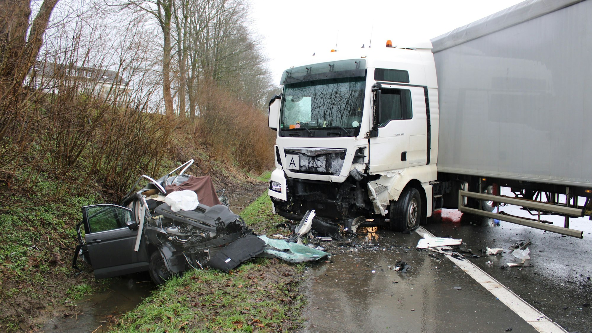 Der Pkw geriet in den Gegenverkehr und stieß dort mit dem Lkw zusammen.
