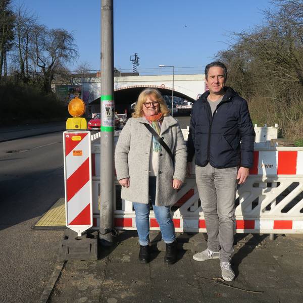 Dunja Engelke und Oliver Seeck an der Unterführung in Köln-Vogelsang.