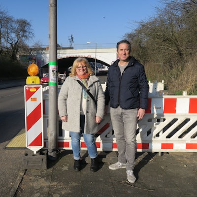 Dunja Engelke und Oliver Seeck an der Unterführung in Köln-Vogelsang.