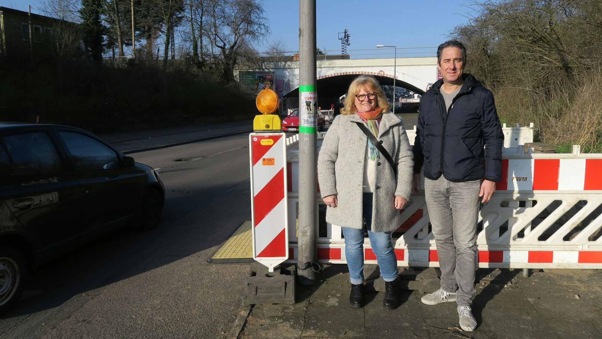 Dunja Engelke und Oliver Seeck an der Unterführung in Köln-Vogelsang.